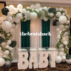 Balloon arch with leaves